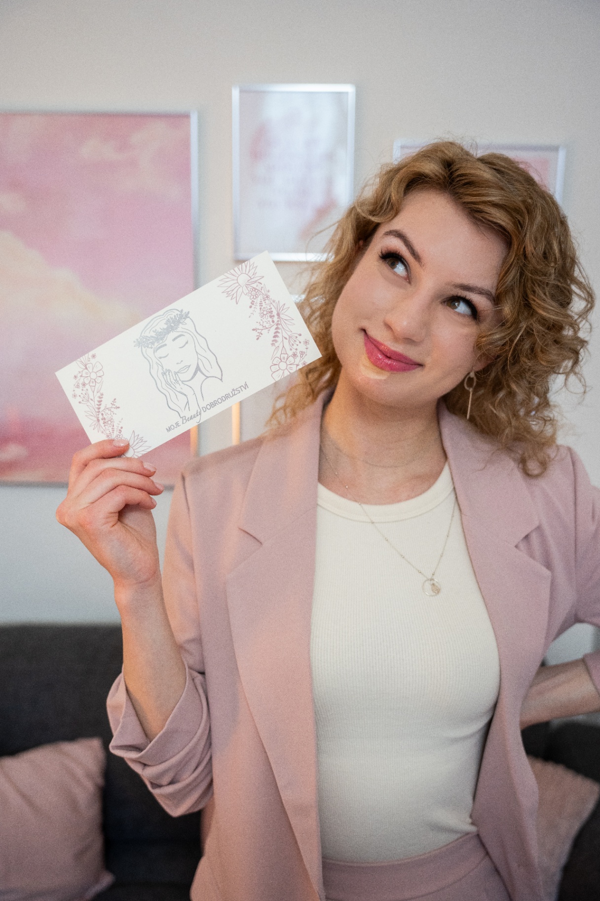Linda s vizitkou Moje beauty dobrodružství v hravém portrétu v salonu