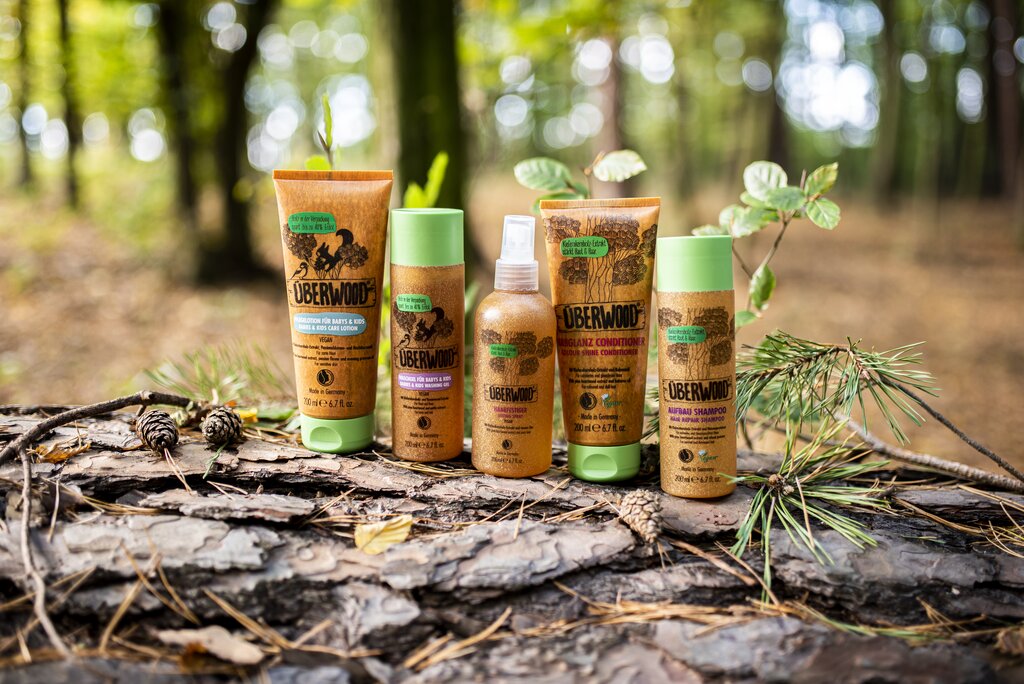 Lifestyle produktové fotografie kosmetiky v lese – ÜBERWOOD® — foto 4