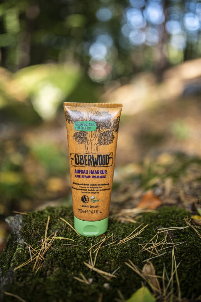 Lifestyle produktové fotografie kosmetiky v lese – ÜBERWOOD® — foto 9