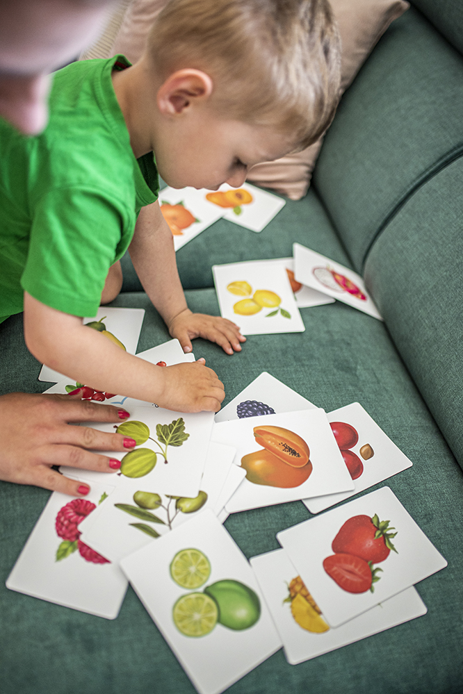 Produktové lifestyle fotografie naučných a milníkových kartiček pro Mamaready.cz — foto 12