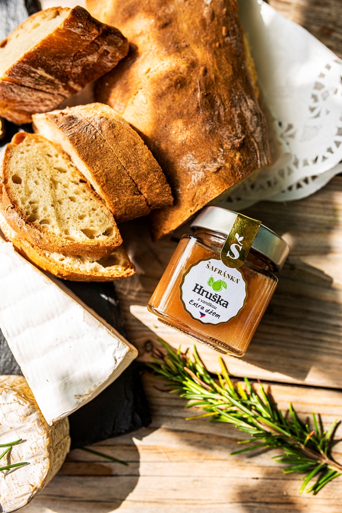 Marmeláda Hruška s vanilkou od Šafránky s pečivem, sýrem a rozmarýnem — flat lay