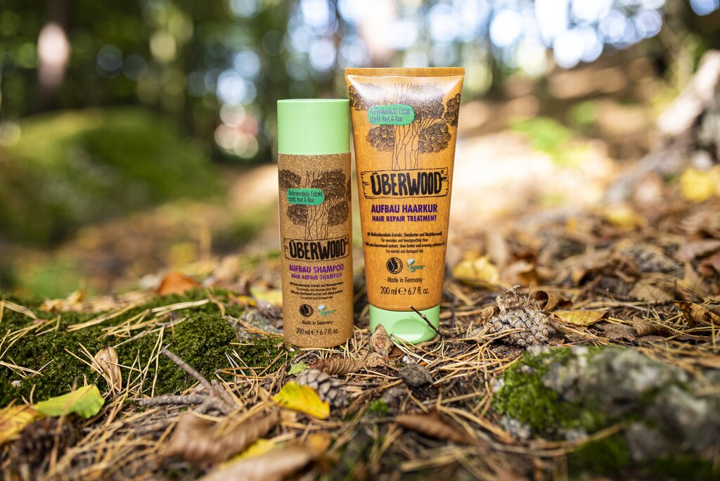 Lifestyle produktové fotografie kosmetiky v lese – ÜBERWOOD® — foto 10
