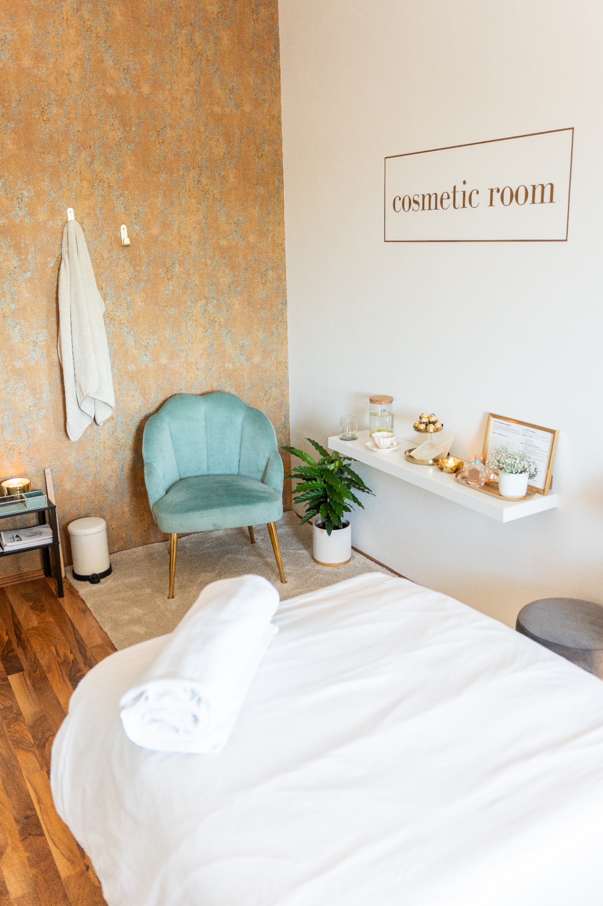 Interiér kosmetického salonu Cosmetic Room v Zelenči — křeslo a detail výzdoby