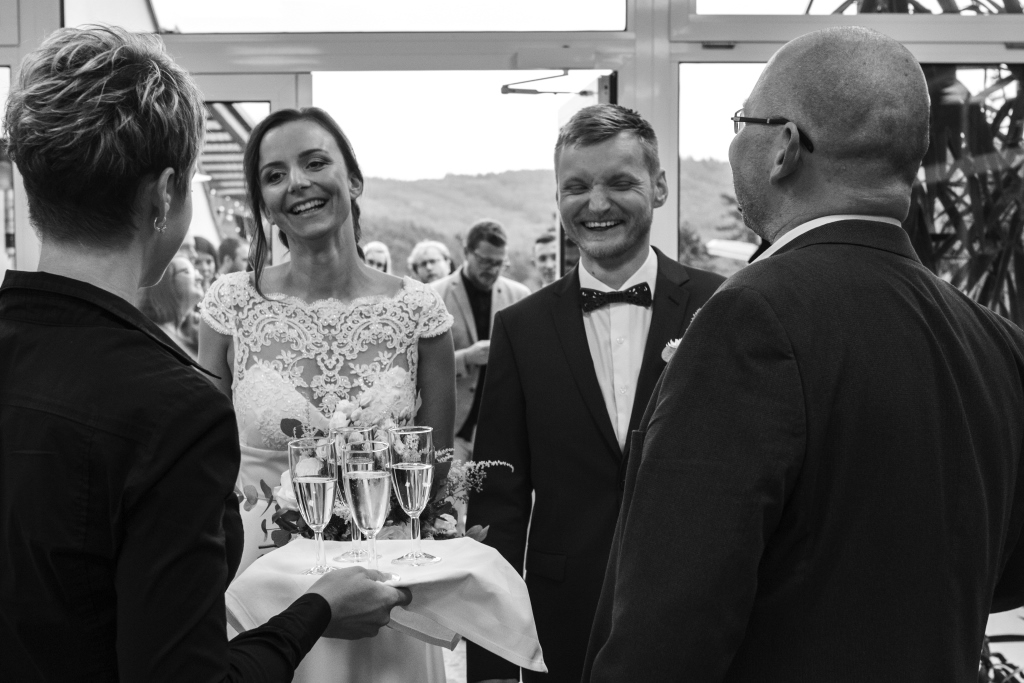 Svatební fotografie Praha — společné foto svatebčanů