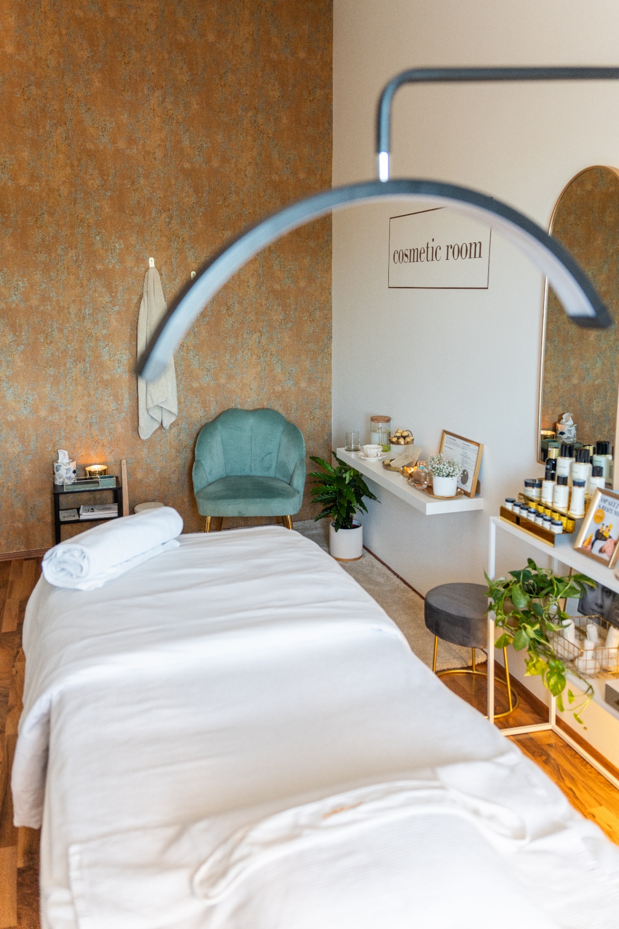 Ošetřovací místnost salonu Cosmetic Room v Zelenči s nápisem cosmetic room