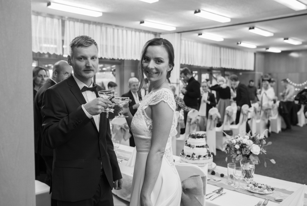 Reportážní svatební fotografie — krájení svatebního dortu