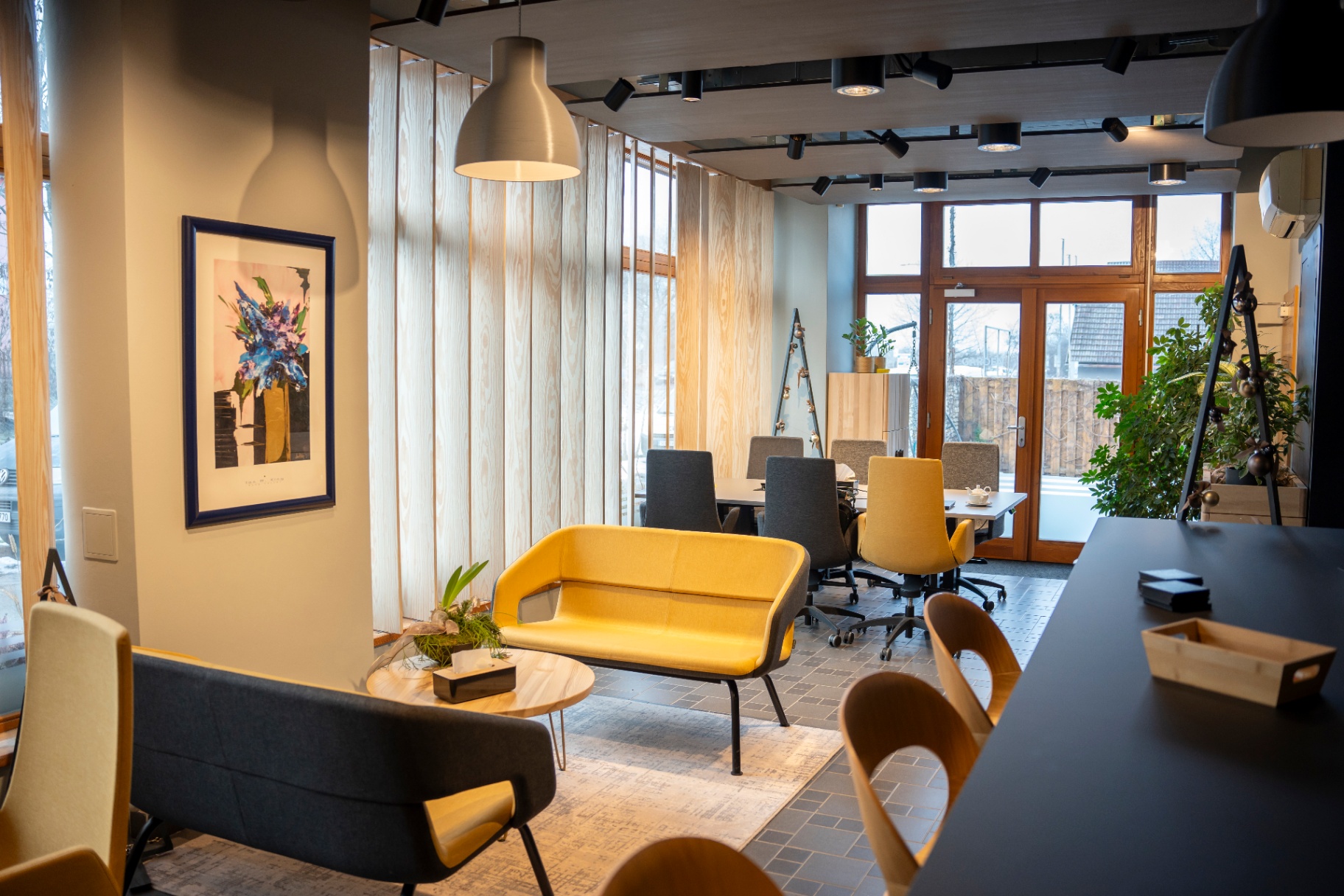Brandová fotografie interiéru — moderní coworkingový prostor se žlutými prvky