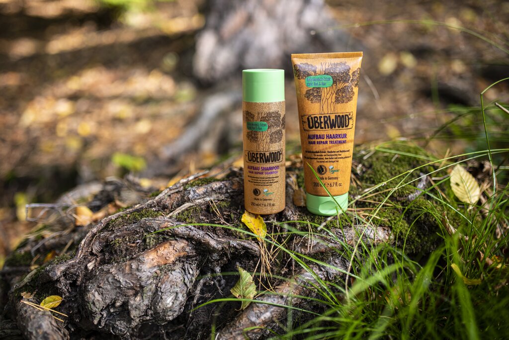 Lifestyle produktové fotografie kosmetiky v lese – ÜBERWOOD®