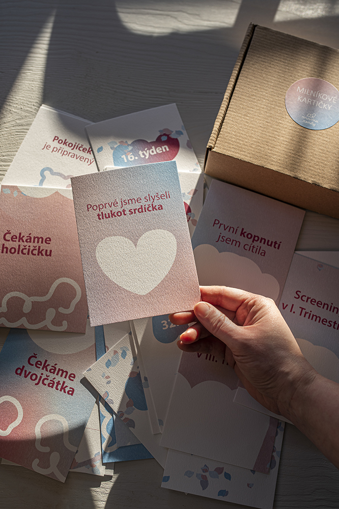 Produktové lifestyle fotografie naučných a milníkových kartiček pro Mamaready.cz — foto 7