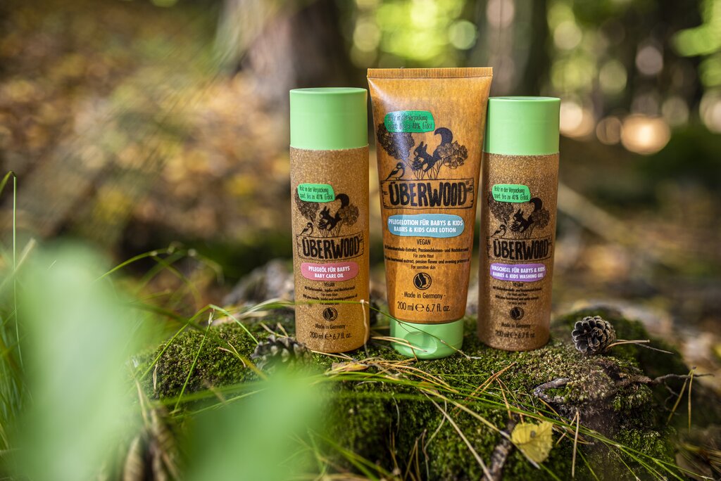 Lifestyle produktové fotografie kosmetiky v lese – ÜBERWOOD® — foto 8