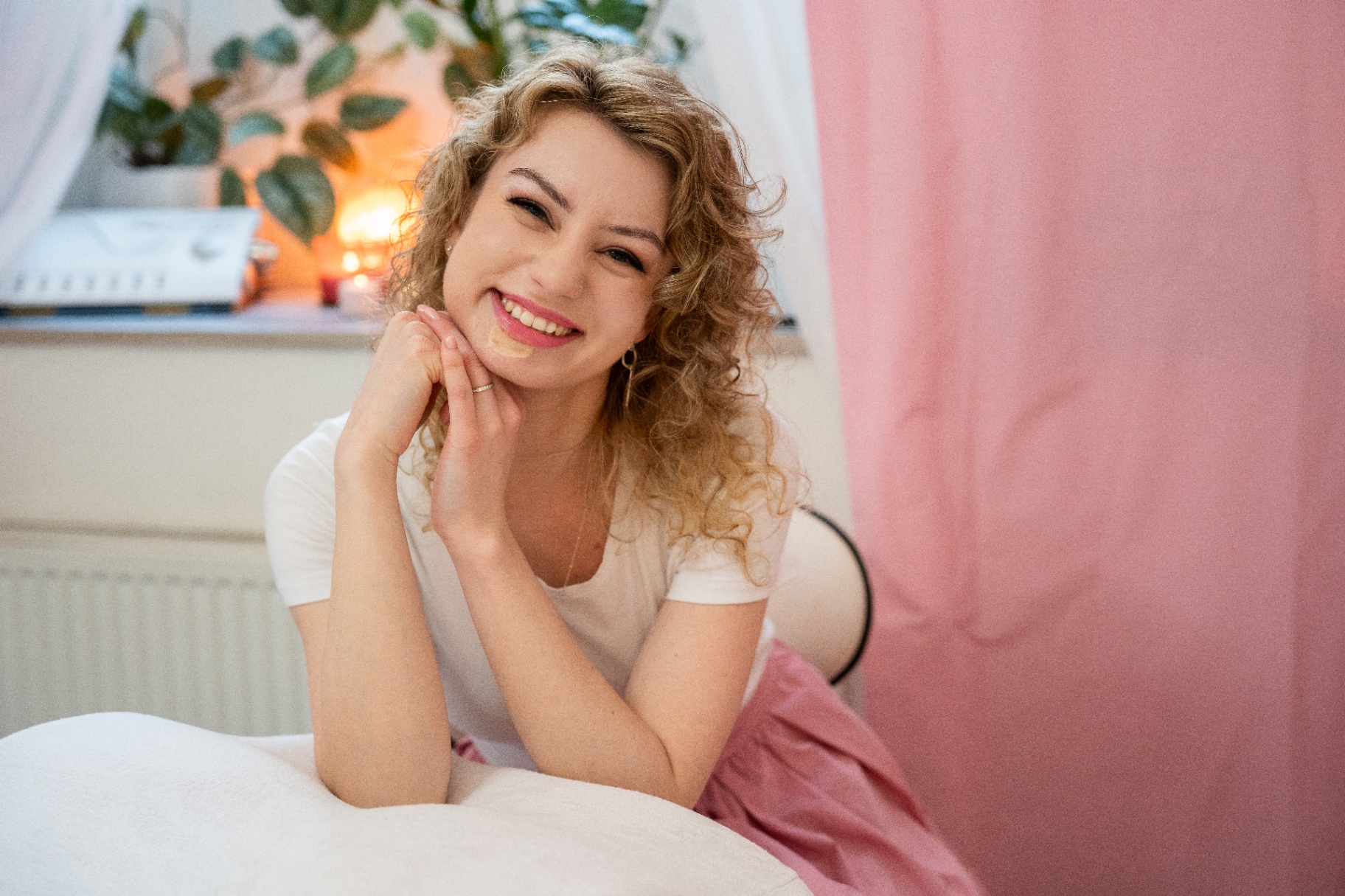 Přirozený portrét Lindy v atmosféře kosmetického salonu se svíčkami
