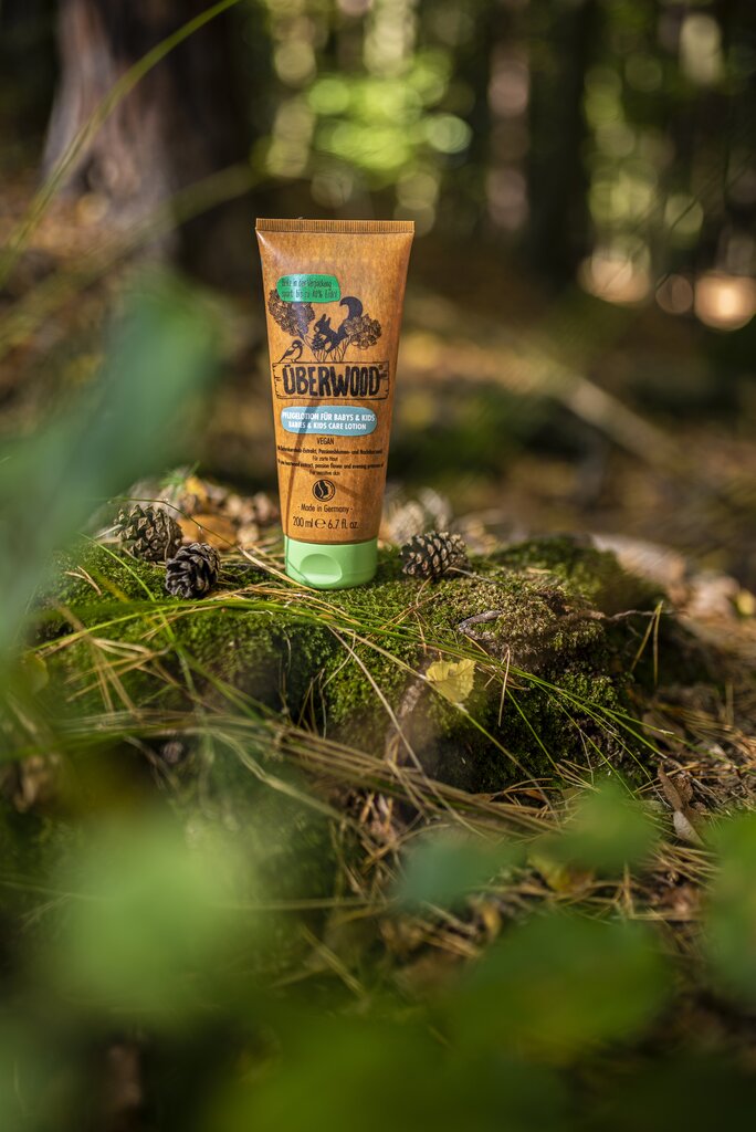 Lifestyle produktové fotografie kosmetiky v lese – ÜBERWOOD® — foto 5