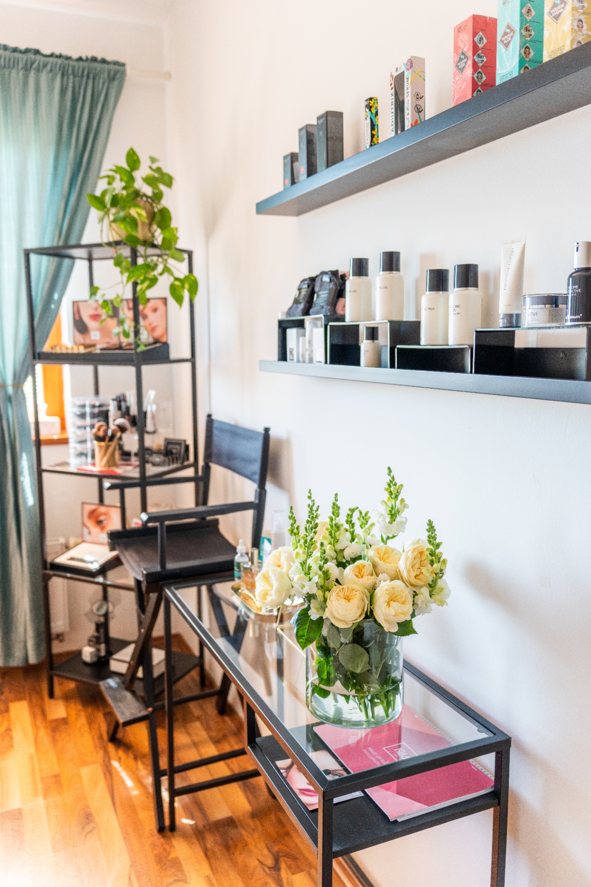 Zákaznický koutek salonu Cosmetic Room s produkty a květinami