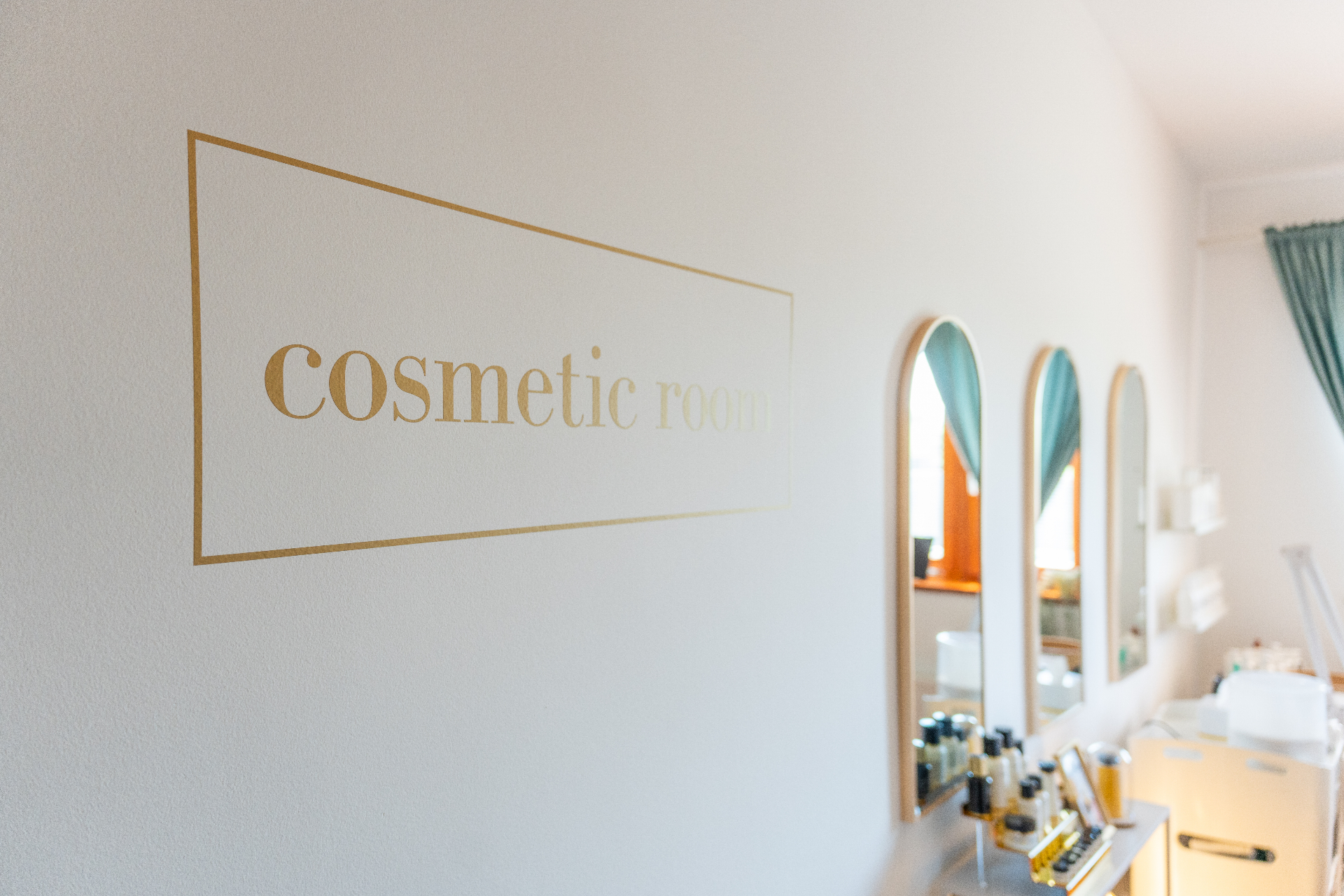 Detail nápisu cosmetic room na stěně salonu Marie Bártové v Zelenči
