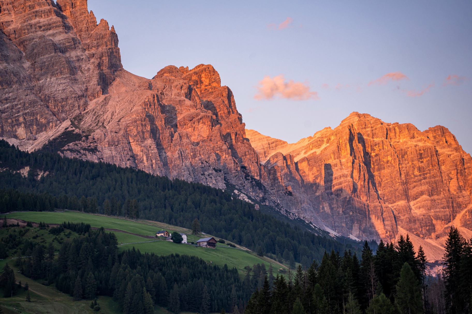 Zlaté večerní světlo na skalních stěnách Dolomit při západu slunce