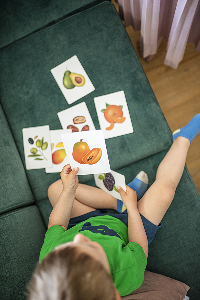 Produktové lifestyle fotografie naučných a milníkových kartiček pro Mamaready.cz — foto 11