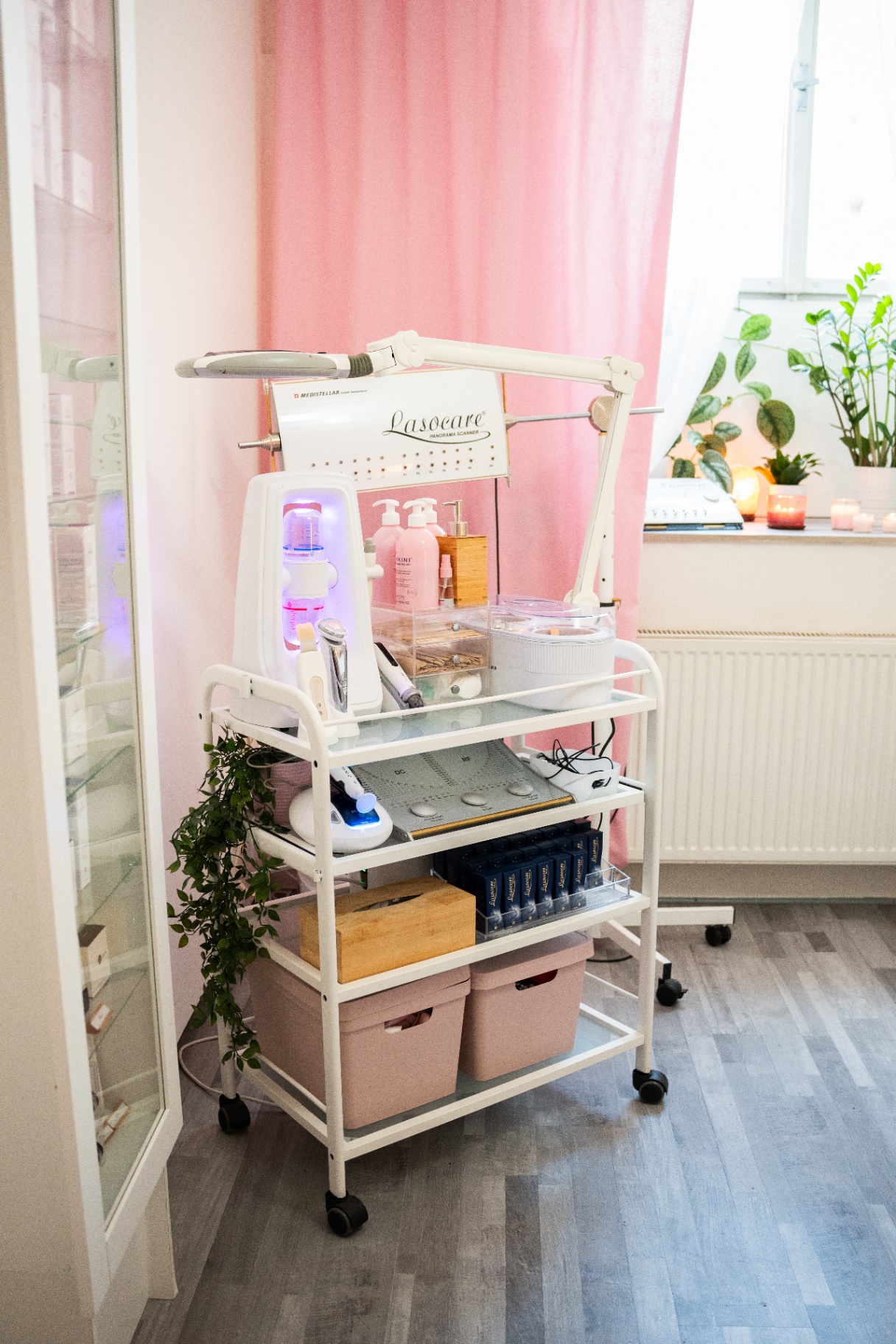 Kosmetický vozík s přístroji a produkty v ošetřovací místnosti salonu