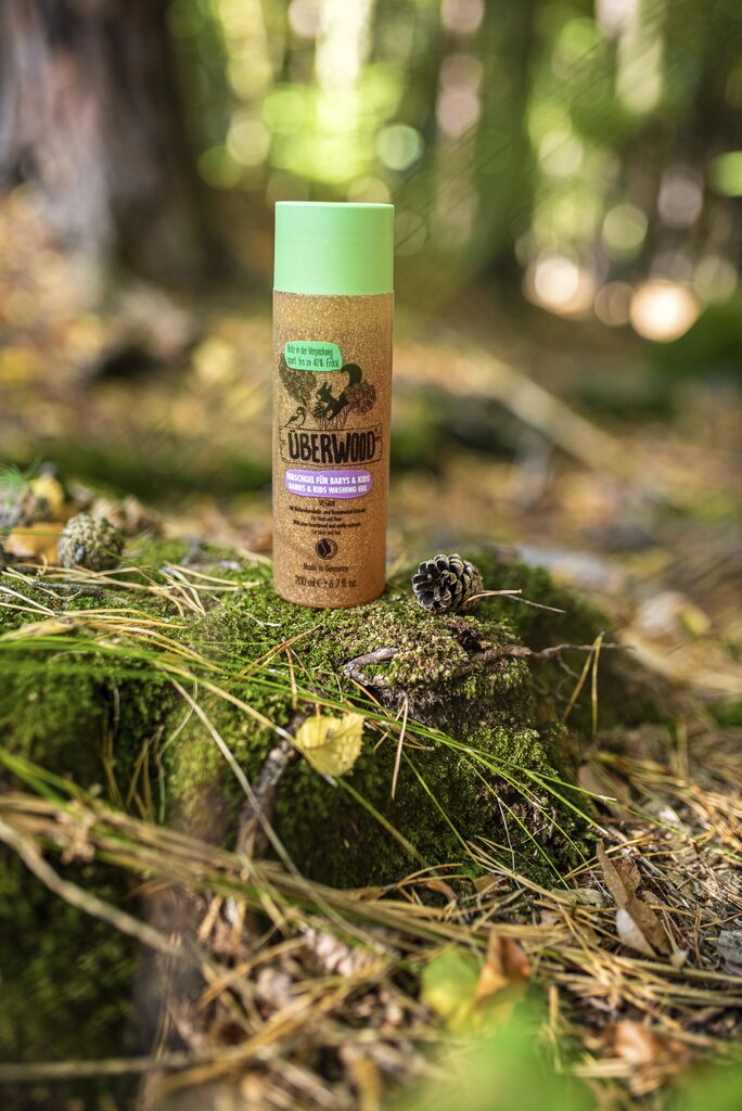 Lifestyle produktové fotografie kosmetiky v lese – ÜBERWOOD® — foto 6