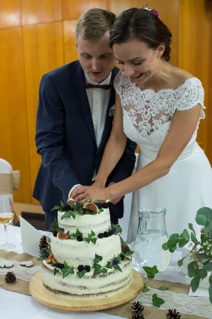 Svatební fotograf Praha — svatební hostina a přípitek