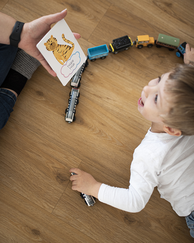 Produktové lifestyle fotografie naučných a milníkových kartiček pro Mamaready.cz — foto 2