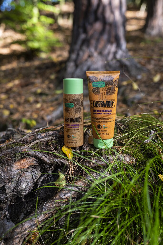 Lifestyle produktové fotografie kosmetiky v lese – ÜBERWOOD® — foto 7