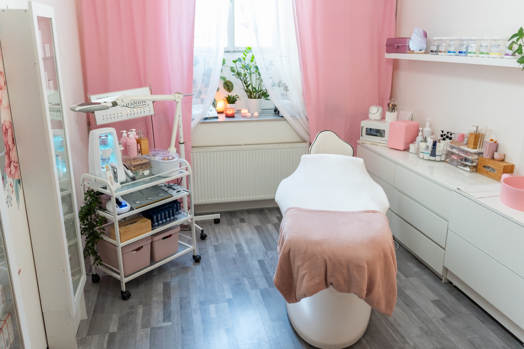 Interiér kosmetického salonu Moje beauty dobrodružství — lehátko, vozík a produkty