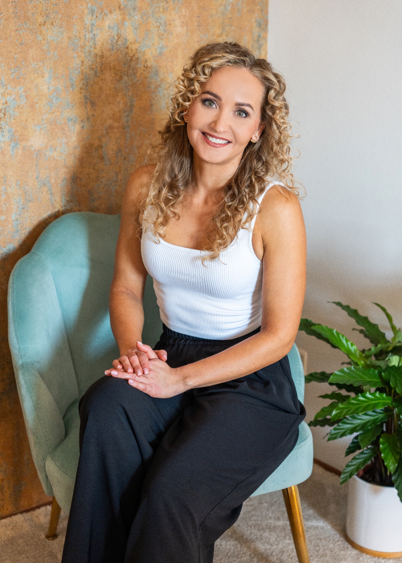 Portrét Marie Bártové v křesle — brandové focení Cosmetic Room Zeleneč