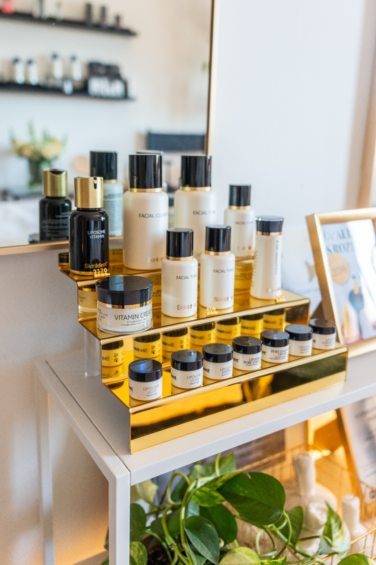 Kolekce kosmetiky SkinIdent na zlatém stojanu v salonu Cosmetic Room